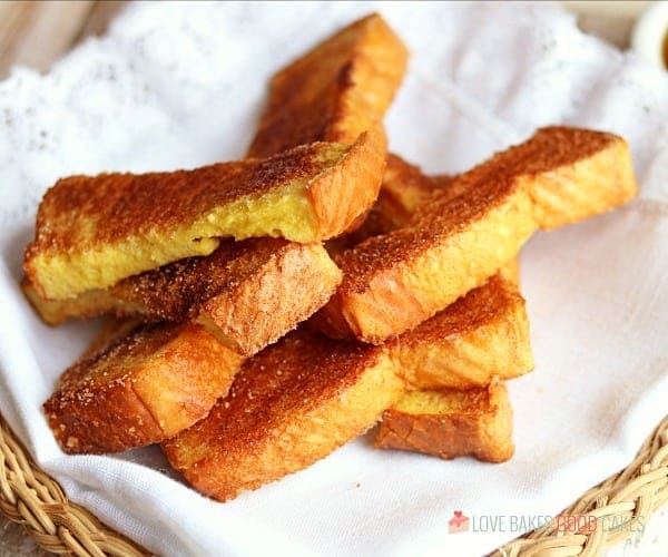 Basket with a white cloth containing 8 Air Fryer French Toast Sticks.