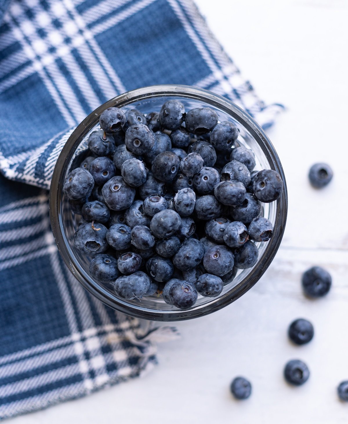 Glass bowl filled with fresh blueberries.